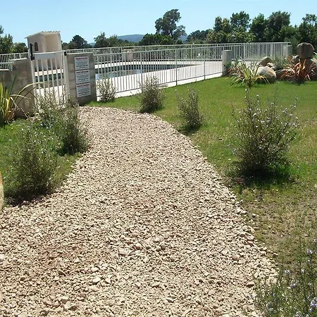 Riviera מלון דירות 3*